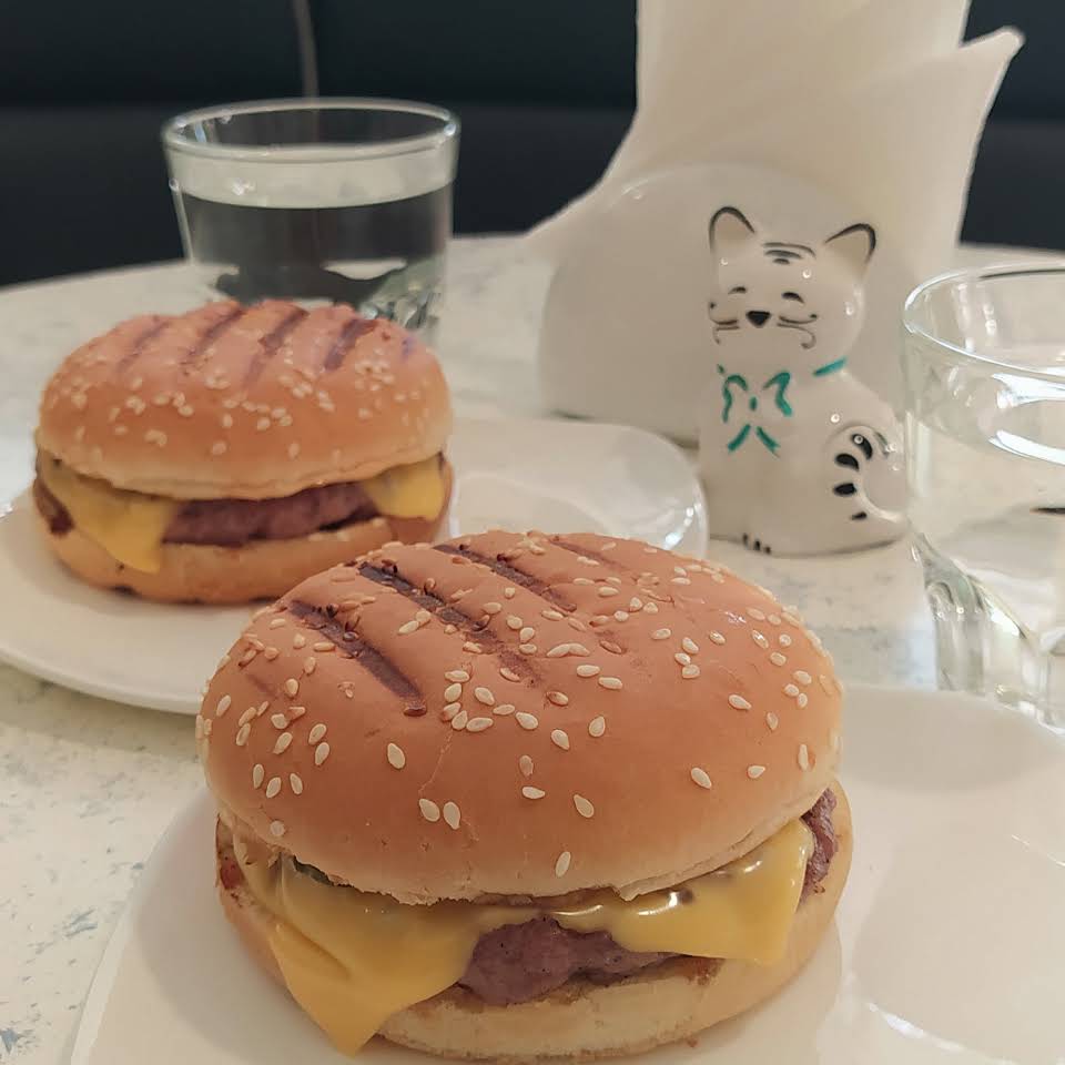 Бургери в Cat Cafe
